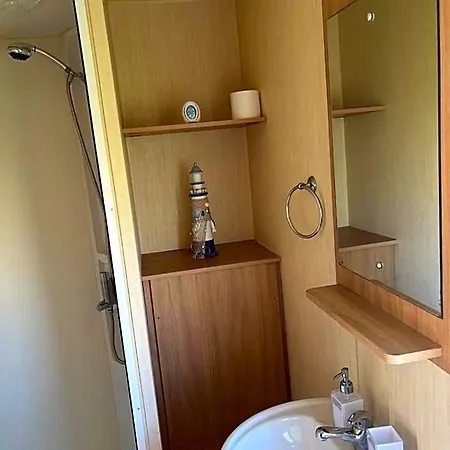 15 Maple Rise Hotel *